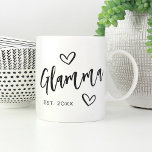 Caneca De Café Ano Glamma Criado Vovó<br><div class="desc">Crie uma doce marca para a vovó com este simples design que apresenta "Glamma" em letras desenhadas à mão, acentuadas com corações. Personalize com o ano em que ela se tornou avó por um Dia de as mães fofo ou presente de anúncio de gravidez.</div>