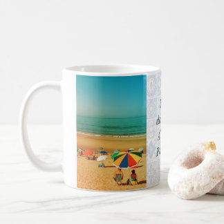 Caneca De Café Antigo casal debaixo do guarda-chuva da praia, na