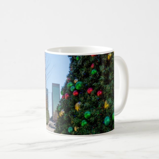 Caneca De Café Ao Lado Da Árvore De Natal De Dallas (Frente Esquerda)