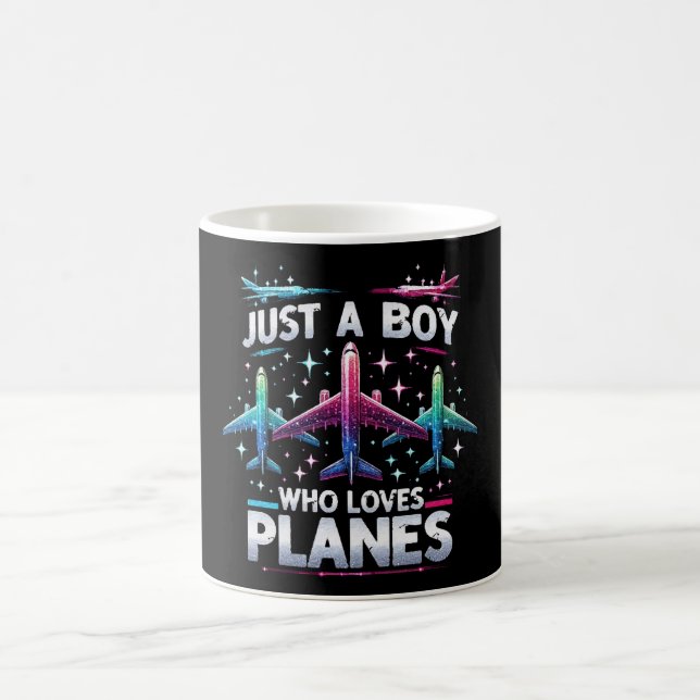Caneca De Café Apenas um garoto que ama aviões (Centro)