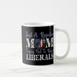 Caneca De Café Apenas uma mãe normal tentando não criar liberais