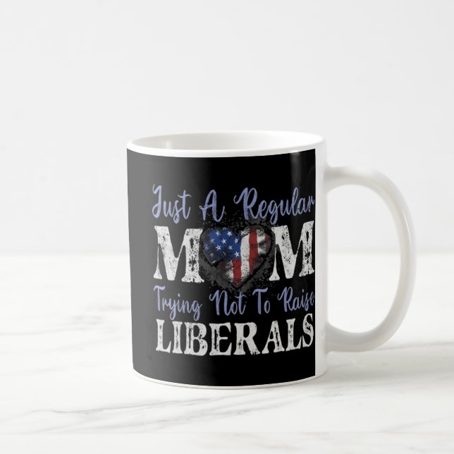 Caneca De Café Apenas uma mãe normal tentando não criar liberais (Direita)