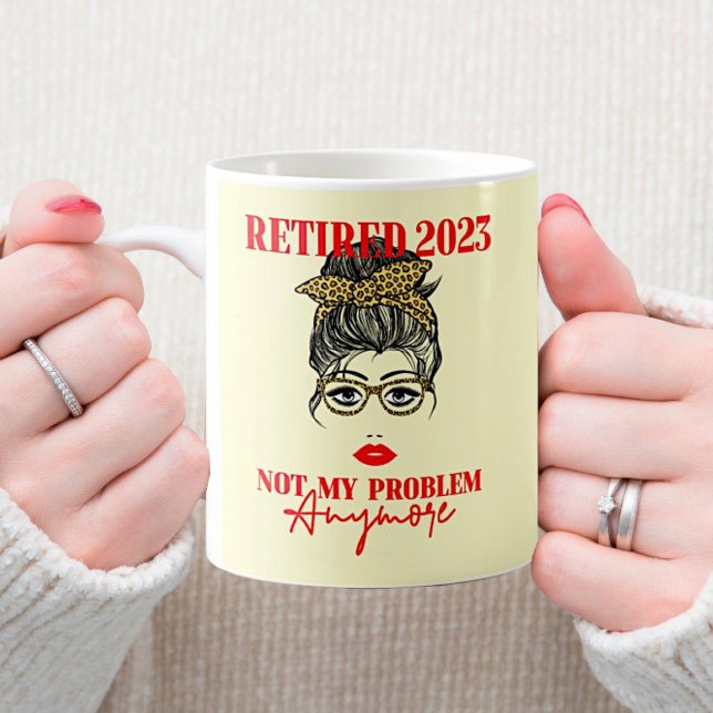 Caneca De Café Aposentada 2023 Aposentada Mulheres Enfrentam Ócul (Criador carregado)