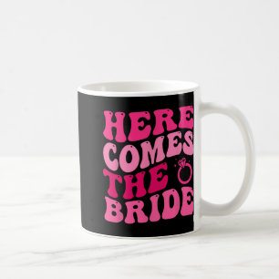 Caneca De Café Aqui Vem a Noiva Aliança do Portador de Flores de