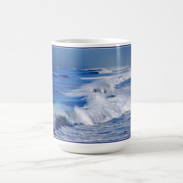 Caneca De Café Arco-íris sobre Ondas do Oceano Mug (Centro)