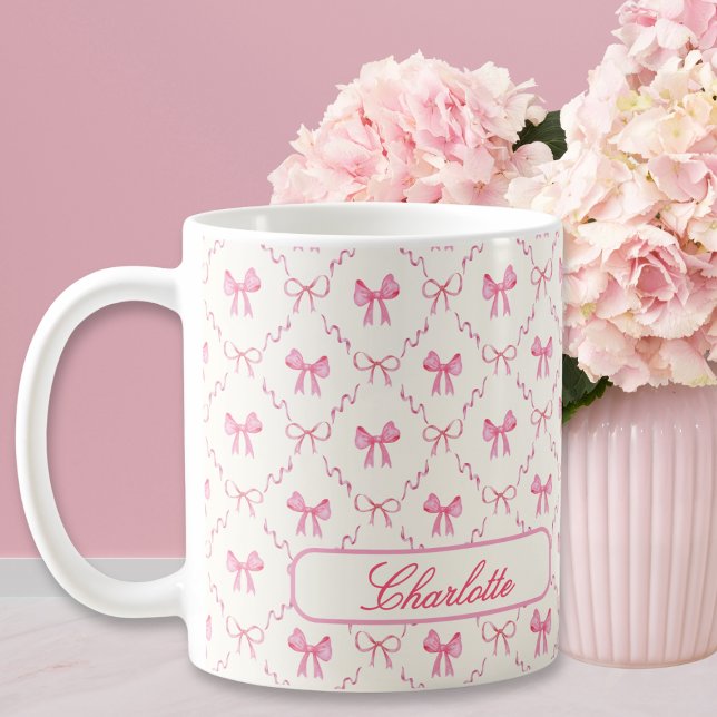 Caneca De Café Arco Rosa Coquette de Nome Personalizado (cute personalized gift for girls, pink coquette bow mug with custom name in script calligraphy)