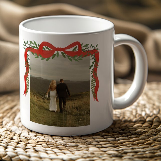 Caneca De Café Arco Vermelho Elegante com Foto de Natal com Verdu (Elegant hand-painted red bow with greenery photo Christmas holiday mug.)