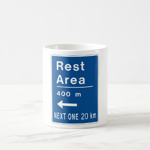 Caneca De Café Área de descanso 400m Sinal de trânsito à esquerda