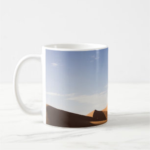 CANECA DE CAFÉ AREIA MARAVILHOSA SOB PELE AZUL DURANTE O DIA
