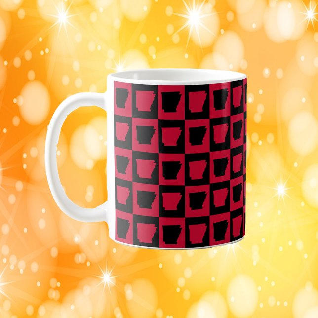 Caneca De Café Arkansas US State Red and Black Pattern (A mug with a red and black pattern featuring the US state of Arkansas.)