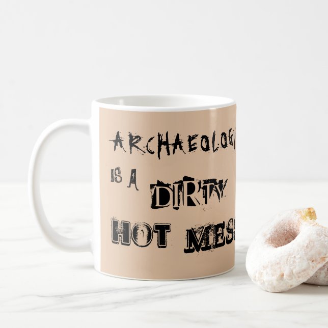 Caneca De Café Arqueologia bege é uma Mesa Quente Suja (Com Donut)