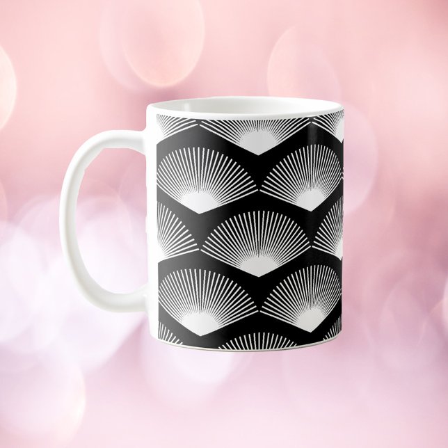 Caneca De Café Art Deco White Fan Patterno Preto Fundo (A mug with a white fan art deco pattern on a black background.)