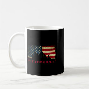 Caneca De Café arte da silhueta da cidade de Pittsburgh bandeira