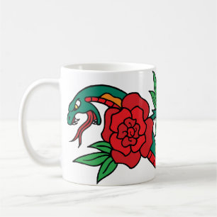 Caneca De Café Arte de tatuagem de rosa vermelha envolta por cobr