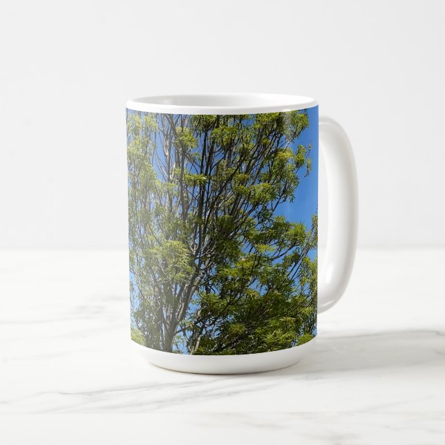 Caneca De Café Árvore Alta De Cinza Na Linda Foto Do Céu Azul (Frente Esquerda)