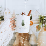 Caneca De Café Árvore de Natal minimalista moderna Feliz Natal<br><div class="desc">Esta é uma modelo moderna de Natal minimalista com uma bela aquarela evergreen tree e uma elegante fonte de caligrafia. A cor da árvore de Natal não é editável e o texto na fonte de caligrafia em ouro não é editável (mas a cor pode ser alterada!) // Para itens correspondentes,...</div>