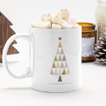 Caneca De Café Árvore de Natal Simples e Moderna do Scandi<br><div class="desc">Desejando-lhe um Natal minimalista! 🌟 enviar desejos calorosos com o nosso Nome Personalizado Moderno ou a caneca de café Dourada de Natal Faux Blush. Simples elegância para uma época alegre. Espalhe a alegria do feriado com estilo! 🎄 #MinimalistHoliday</div>