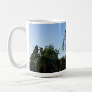 Caneca De Café Árvore de Palma Balançando sob um Céu Limpo