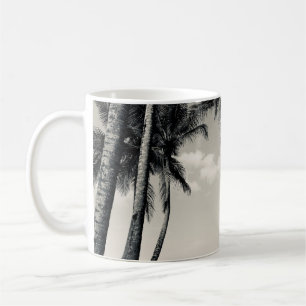 CANECA DE CAFÉ ÁRVORE DE PALMA TROPICAL NA PRAIA
