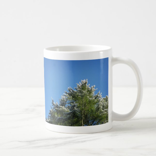 Caneca De Café Árvore de pinos com ponta de neve no céu azul (Direita)