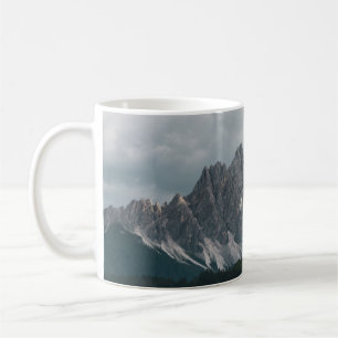 CANECA DE CAFÉ ÁRVORE LOT HILL PERTO DA MONTANHA DURANTE O DIA