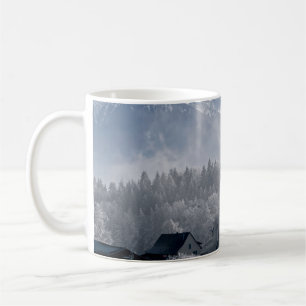 CANECA DE CAFÉ ÁRVORES AO LADO DA NEVE MONTANHA CABADA DURANTE O