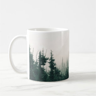 CANECA DE CAFÉ ÁRVORES DE PINOS VERDES EM TEMPO FOGGY