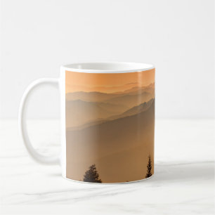CANECA DE CAFÉ ÁRVORES DE PINOS VERDES NA MONTANHA DURANTE O DIA