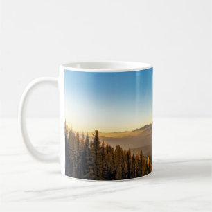 CANECA DE CAFÉ ÁRVORES DE PINOS VERDES NA MONTANHA SOB O CÉU AZ
