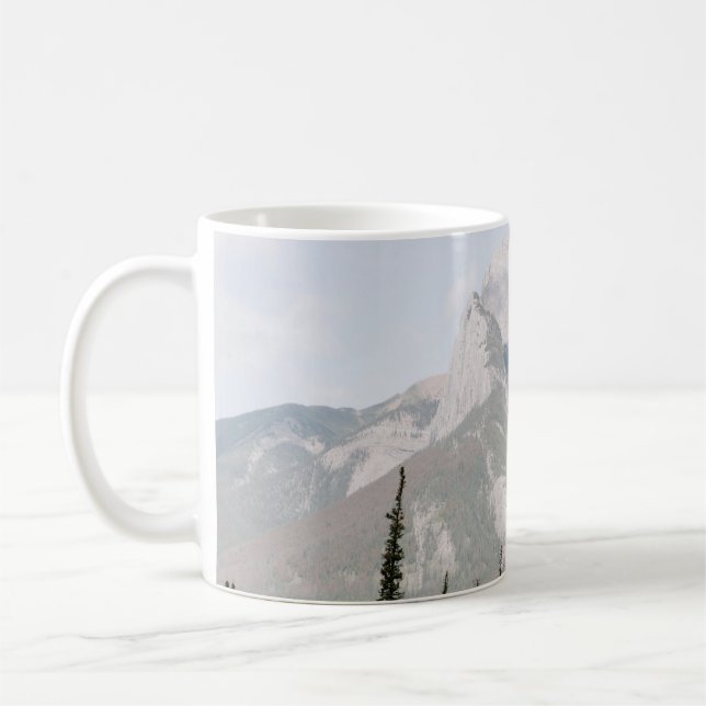 CANECA DE CAFÉ ÁRVORES DE PINOS VERDES PERTO DA MONTANHA SOB NUVE (Esquerda)