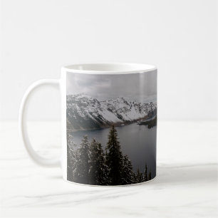 CANECA DE CAFÉ ÁRVORES NA MONTANHA COBERTA PELA NEVE PERTO DO CO