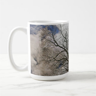 Caneca De Café Árvores negras e Design natural do céu nublado