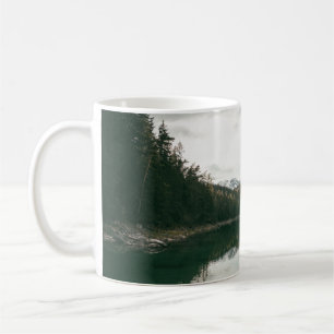 CANECA DE CAFÉ ÁRVORES PERTO DO CORPO DE ÁGUA DURANTE O DIA