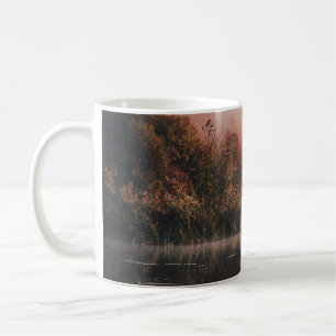 CANECA DE CAFÉ ÁRVORES VERDE ALIMENTADAS E CORPO DE ÁGUA