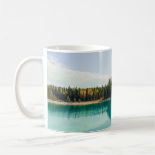 CANECA DE CAFÉ ÁRVORES VERDES AO LADO DA ÁGUA DURANTE O DIA
