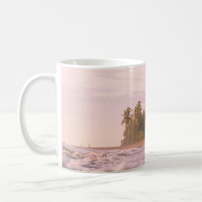 CANECA DE CAFÉ ÁRVORES VERDES DE PALMAS NA AREIA MARROM SOB NUVEN (Esquerda)