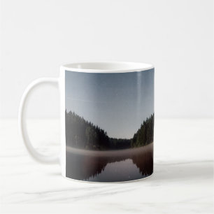 CANECA DE CAFÉ ÁRVORES VERDES E CORPO DE ÁGUA