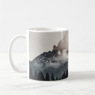 CANECA DE CAFÉ ÁRVORES VERDES NA MONTANHA SOB NUVENS BRANCAS