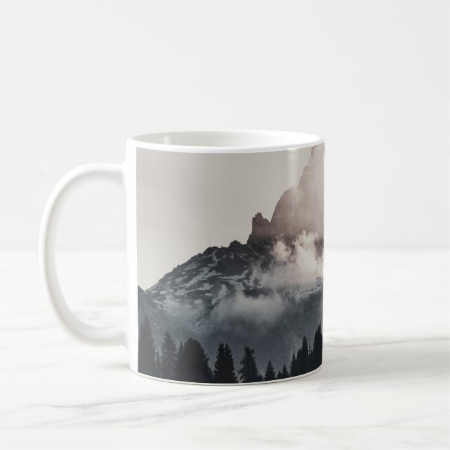 CANECA DE CAFÉ ÁRVORES VERDES NA MONTANHA SOB NUVENS BRANCAS (Esquerda)