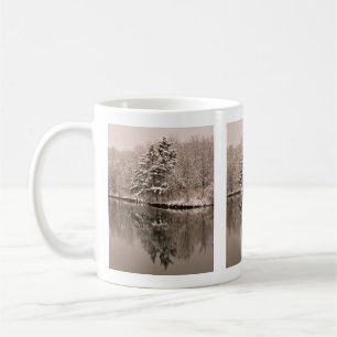 Caneca De Café Árvores verdes no lago Castanho Sepia, neve de inv