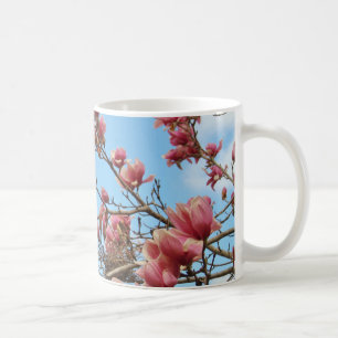 Caneca De Café As flores cor-de-rosa no ramo de árvore com