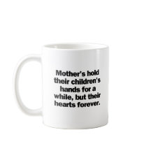 As mães dão as mãos aos filhos durante algum tempo