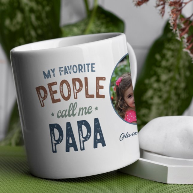 Caneca De Café As Minhas Pessoas Favoritas Chamam-Me Papa Persona (This heartwarming coffee mug design blends playful typography with rustic, earthy colors.)