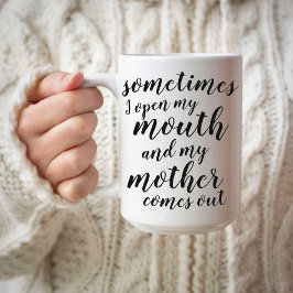 Caneca De Café Às vezes eu abro a boca e minha mãe sai