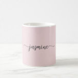 Caneca De Café Assinatura de Nome de Monograma Rosa Bege Elegante<br><div class="desc">Caneca Personalizada Minimalista Feminina Simples Rosa Blush Monograma Nome Assinatura Roteiro. Esses desenhos apresentam seu primeiro nome em uma linda tipografia de letra manuscrita com cauda rebuscada em fundo rosa blush pastel ou rosa poeirento. São fáceis de personalizar. Ótimo presente feminino e elegante para aquecimento de casa, também para aniversário,...</div>