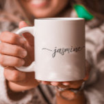Caneca De Café Assinatura de Nome Monograma Branco Elegante<br><div class="desc">Caneca de café personalizada com monograma minimalista feminino simples em preto e branco. Esses designs apresentam seu primeiro nome em uma linda tipografia de assinatura com estilo de letra manuscrita e cauda swash preta em fundo branco. São fáceis de personalizar. Ótimo presente feminino e elegante para inauguração de casa, também...</div>