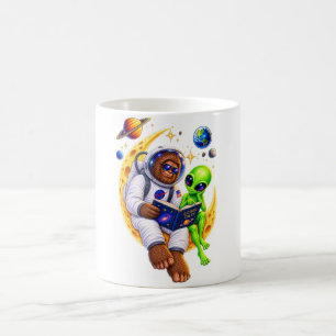 Caneca De Café Astronauta Pé Grande Lendo Livro para Alien na Lua