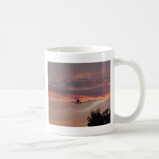 Caneca De Café Aterragem comercial do jato no por do sol