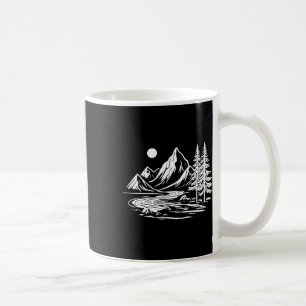 Caneca De Café Aterro Exterior Nas Montanhas Durante A Exploração