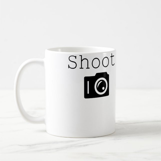Caneca De Café Atirar. Fotografiafotógrafo Com Câmera (Esquerda)